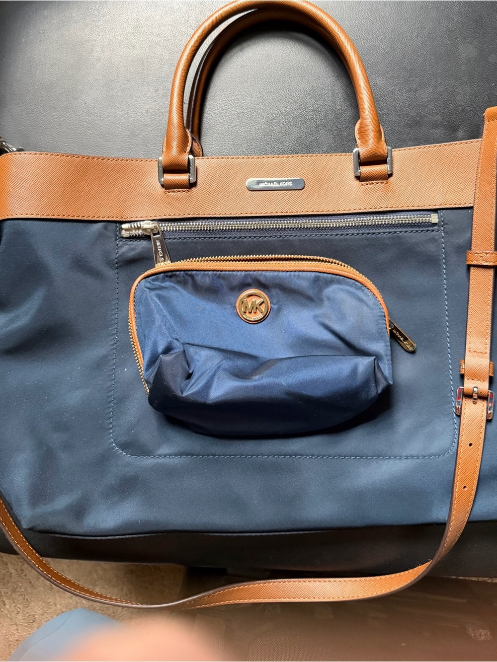 EXCELLENT USED CONDITION Navy Michael Kors Colgate East West Tote coin purse